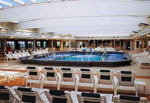 Tambien encontramos piscina cubierta en el centro de la nave